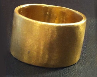 Großer Ehering aus massivem 22K 22 Karat Gold, rustikales Finish, Ehering für Sie und Ihn, Matter finnischer Goldrauer Bandring, 22K Goldband