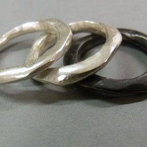 Bague artisanale en argent massif 925, forme irreguliere inspiree par mouvement de lave fondue, alliances originales, bagues PACS image 8