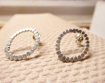Holle cirkel gestippelde oorstekers in sterling zilver, ovale statement oorstekers, geometrische minimalistische sieraden, afgeronde oorstekers