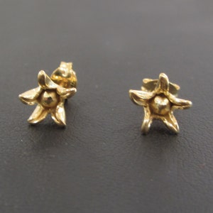 Gold Vermeil plated flowers stud earrings, golden star ear studs, mini flower classic earrings, 5 petal earrings image 3