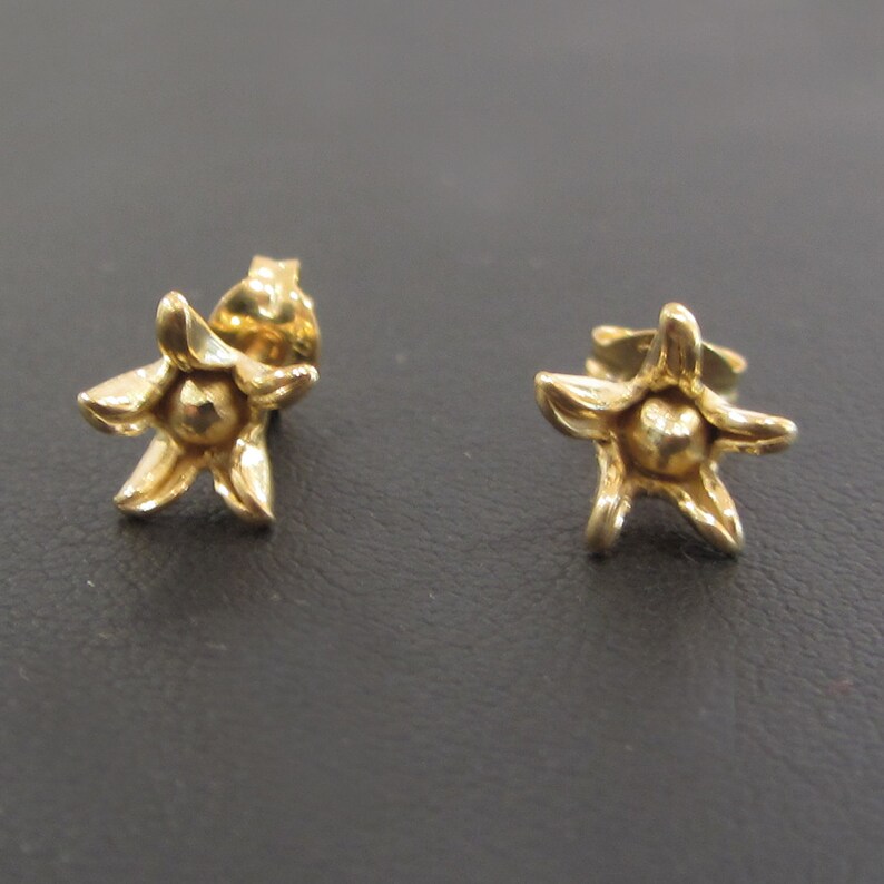 Gold Vermeil plated flowers stud earrings, golden star ear studs, mini flower classic earrings, 5 petal earrings image 3