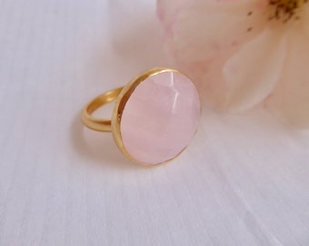 Bague Diva en vermeil avec gros cabochon round faceté en quartz rose  - grosse bague rose pale