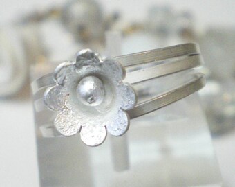 Blumen Stapelringe Set aus 3 Sterling Silber, minimalistische Ringe und Blumenring aus recyceltem Silber, auf Bestellung in Ihrer Größe