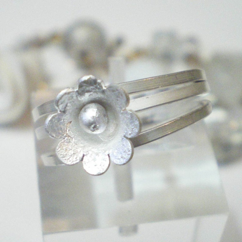 Flower stacking rings set of 3 sterling silver, minimalist rings and flower ring in recycled silver, custom made to order to your size image 1