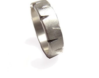 Alliance en argent cisele pour homme - bague pour homme - bague texturee et rustique argent 925