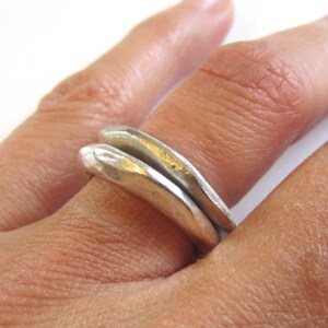 Bague artisanale en argent massif 925, forme irreguliere inspiree par mouvement de lave fondue, alliances originales, bagues PACS image 5