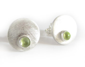 Peridoot Oorknopjes in sterling zilver met groene cabochons, augustus geboortesteen oorbellen, ronde oorbellen, geborsteld zilver