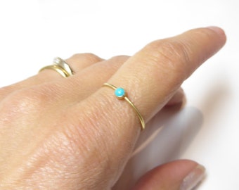 Mini bague en or jaune 18 carats avec cabochon de turquoise veritable, bijou minimaliste, bague a superposer