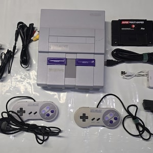 Consola Super Nintendo Entertainment System (SNES) con dos mandos y Super Multi Games. ¡Funciona de maravilla! Garantía de 60 días.
