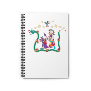 Può includere: Quaderno bianco a spirale con un'illustrazione colorata. L'opera raffigura una figura scheletrica e una persona in costume, con un serpente verde, stelle e un colibrì. Il design è vibrante e dettagliato.