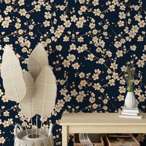 Beige Blumen auf marineblauem Hintergrund, dunkelblaue Blumentapete, kleines Blumenmuster zum Abziehen und Aufkleben, botanischer Aufkleber