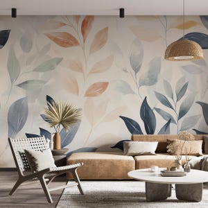 Könnte beinhalten: Ein Wohnzimmer-Interieur mit einem hellbraunen Sofa, einem geflochtenen Stuhl und einem Couchtisch. Die Wand ist mit einem Aquarell-Wandbild aus blauen und orangen Blättern verziert.
