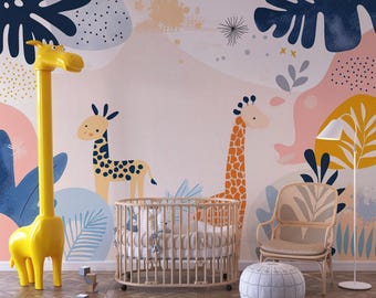 Puede incluir: Una habitación de bebé con un papel tapiz estampado en rosa, azul y amarillo con jirafas y hojas. Una cuna con un colchón blanco y un juguete de jirafa amarillo se encuentran en la habitación. Una silla de mimbre con un cojín blanco y un puf blanco también están en la habitación.