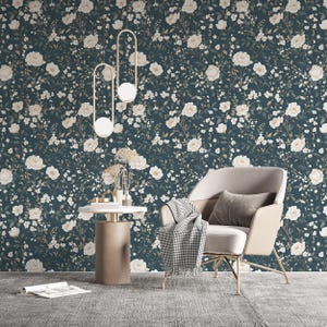 Carta da parati con fiori bianchi ad acquerello su sfondo blu, elegante murale floreale, delicato motivo botanico ad acquerello, carta da parati staccabile e attaccabile