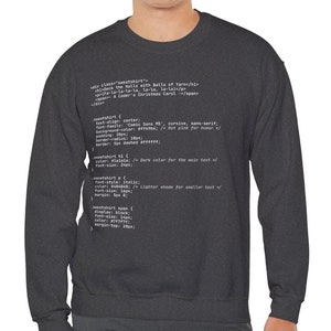 Könnte beinhalten: Dunkelgraues Sweatshirt mit weißem Text, der wie Code aussieht. Der Text enthält den Satz "A Linder's Christmas Carol". Das Sweatshirt ist ein Rundhals-Modell.