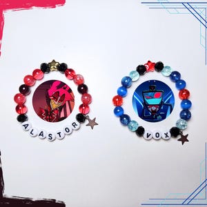 Könnte beinhalten: Zwei Perlenarmbänder mit runden Charakterporträts. Das linke Armband hat rote und schwarze Perlen mit einem goldenen Sternanhänger und weißen Buchstabenperlen, die ALASTOR buchstabieren. Das rechte Armband hat blaue und schwarze Perlen mit einem roten Sternanhänger und weißen Buchstabenperlen, die VOX buchstabieren.