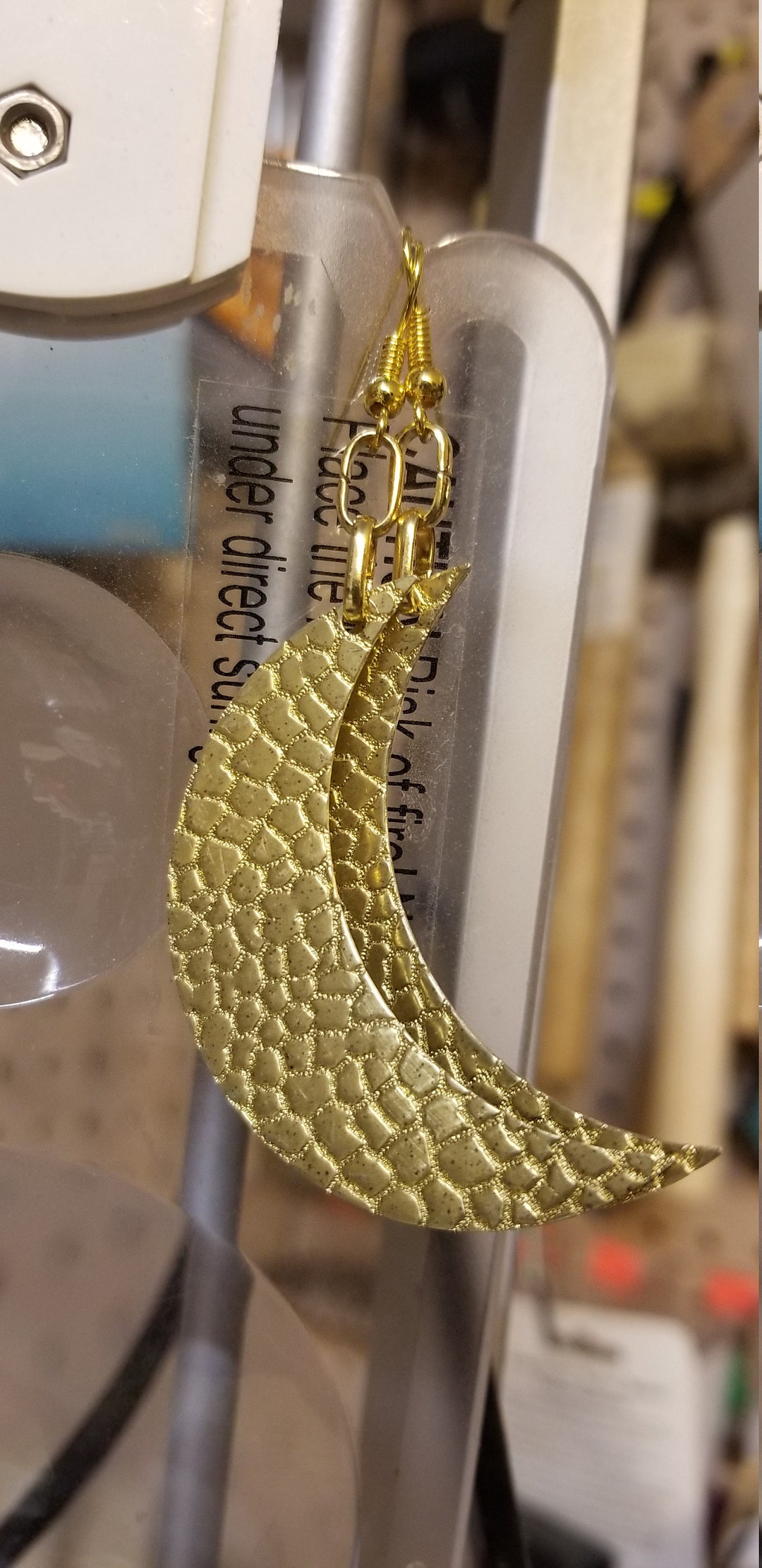 Pendientes de luna creciente de latón textado - Etsy España