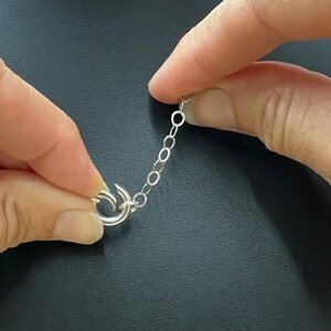 Puede incluir: Un collar de cadena de plata con cierre de mosquet&oacute;n. La cadena est&aacute; hecha de peque&ntilde;os eslabones redondos.