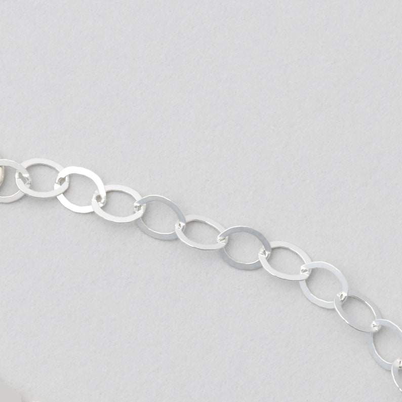 Puede incluir: Un collar de cadena de plata con eslabones ovalados.