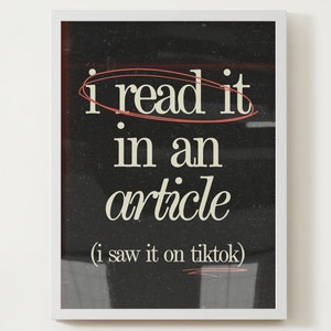 Könnte beinhalten: Schwarz-weißes Poster mit dem Text "i read it in an article (i saw it on tiktok)". Das Wort "read" ist rot umkreist.