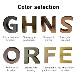 K&ouml;nnte beinhalten: Eine Farbauswahl-Tabelle mit acht Metallbuchstaben in verschiedenen Ausf&uuml;hrungen. Die Beschriftungen lauten Black titanium brushed, Champagne gold mirror, Rose gold mirror, Rose gold brushed, Red bronze brushed, Bronze wire drawing, Champagne gold brushed und Yellow titanium brushed.