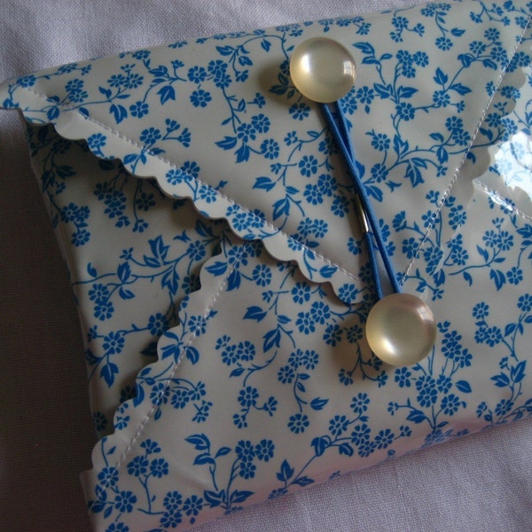 reusable sandwich wrapper (blue flowers on white)