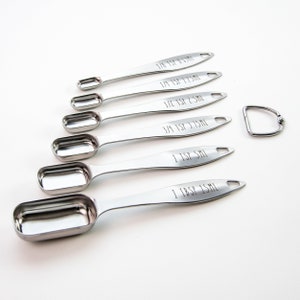 Kraftiga måttskedar i rostfritt stål för torrt eller flytande, passar i alla kryddburkar, set med 6 skedar. Silver