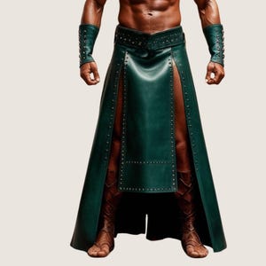 Op de afbeelding: Een donkergroene leren kilt met een gespikkeld ontwerp en een split aan de voorkant. De kilt wordt gedragen met bruine leren laarzen.