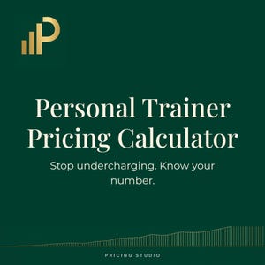 Może przedstawiać: Ciemnozielona grafika cyfrowa ze złotym logo liter P i I oraz elementami wykresu słupkowego. Tekst zawiera napis Personal Trainer Pricing Calculator, Stop undercharging. Know your number oraz Pricing Studio, wraz ze złotym wykresem liniowym.