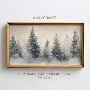 Könnte beinhalten: Ein gerahmter Druck einer Winterwaldszene mit hohen, schneebedeckten Bäumen in einer nebeligen Atmosphäre. Der Druck ist in einem goldenen Rahmen und hat den Text "KIKU PRINTS" und "PREMIUM QUALITY FRAME TV ART 3840x2160" unter dem Bild.