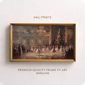 Op de afbeelding: Een ingelijst schilderij toont een balzaalscène met danseressen in roze tutu's, een kerstboom en een kroonluchter. Het kunstwerk is gelabeld met "KIKU PRINTS" en "PREMIUM QUALITY FRAME TV ART 3840x2160". De lijst is goudkleurig.