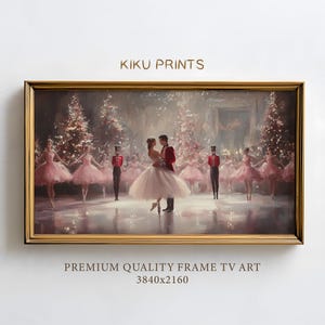 Puede incluir: Una pintura enmarcada de una pareja bailando en un entorno de bosque nevado. La pareja está rodeada de bailarinas y soldados de juguete. La pintura está en un marco dorado y tiene un fondo blanco.