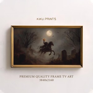 Puede incluir: Obra de arte enmarcada que representa al Jinete sin Cabeza montado en un caballo negro a través de un cementerio bajo la luna llena. La obra tiene un marco dorado y el texto "KIKU PRINTS" es visible. La imagen está etiquetada como "PREMIUM QUALITY FRAME TV ART 3840x2160".