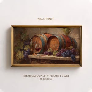 Könnte beinhalten: Gerahmtes Gemälde, das ein Stillleben zum Thema Wein zeigt. Zwei Holzfässer mit blauen Bändern stehen hinter einem Glas Rotwein, einer Flasche und Trauben. Das Kunstwerk trägt die Aufschrift "KIKU PRINTS" und "PREMIUM QUALITY FRAME TV ART 3840x2160".