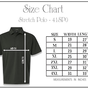 Może przedstawiać: Ciemnozielona koszulka polo stretch z kołnierzykiem, wyświetlana z tabelą rozmiar&oacute;w. Tabela pokazuje wymiary w calach, w rozmiarach od S do 4XL. Szerokości wahają się od 48.26 do 78.74 cm, a długości od 69.85 do 85.73 cm.