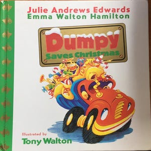Puede incluir: Portada de libro infantil con el título "Dumpy Saves Christmas" en rojo y verde. Ilustración de un coche de dibujos animados rojo con regalos e instrumentos musicales. Nombres del autor e ilustrador en la parte superior e inferior.