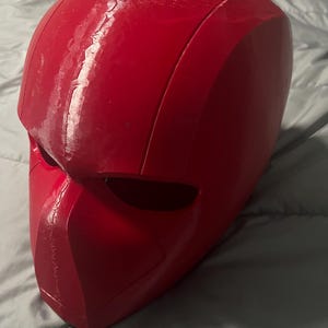 Aanpasbare helm met rode kap
