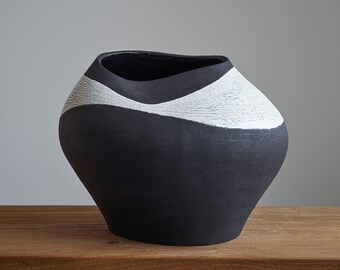 Black Ceramic Vase Minimalist Modern Decor Handmade Ceramic Vase ...