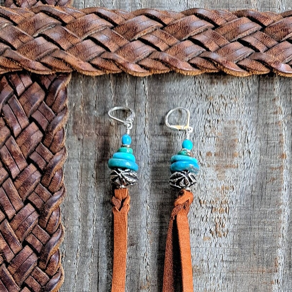 Perles turquoises et étain de 5 po. de long, cordons en dentelle de daim avec crochets en argent sterling à l'arrière.