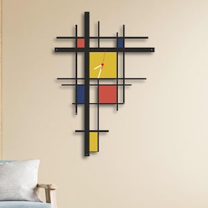 Reloj de pared metálico estilo Mondrian, decoración artística geométrica con bloques de color, acento silencioso para la sala de estar.