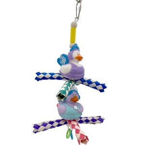 Puede incluir: Un juguete para pájaros con dos figuras de pato con trajes morados y azules, conectadas por una cuerda trenzada. El juguete incluye un clip metálico y detalles coloridos, diseñado para el enriquecimiento y el juego de las aves.