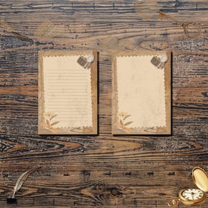 Peut inclure: Deux cartes de vœux vierges de style vintage avec des bordures et des accents décoratifs. Les cartes sont sur un fond en bois avec une clé, une plume à plume et une montre de poche.