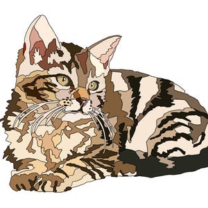 Pode incluir: Ilustração digital de um gato doméstico em repouso. A pelagem do gato é uma mistura de cores castanhas, bege e creme, com riscas e manchas mais escuras. O gato tem olhos verdes e longos bigodes brancos, sobre um fundo branco.