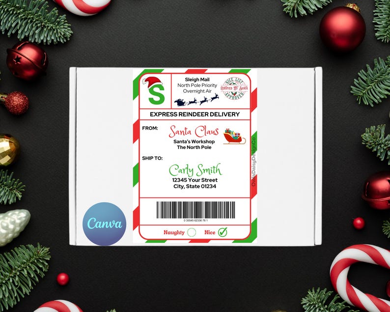 以下が含まれることがあります： 「Sleigh Mail North Pole Priority Overnight Air」と「EXPRESS REINDEER DELIVERY」のテキストが書かれた赤と緑のクリスマスをテーマにした配送ラベル。ラベルには、「FROM: Santa Claus Santa's Workshop The North Pole」と「SHIP TO: Carly Smith 12345 Your Street City, State 01234」のテキストも含まれています。ラベルには、「Naughty」と「Nice」のチェックボックスがあります。