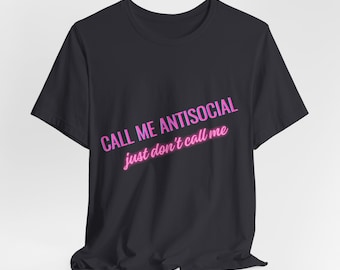 Może przedstawiać: Czarny T-shirt z napisem "CALL ME ANTISOCIAL just don't call me" w różowych neonowych literach.