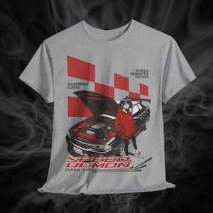 Könnte beinhalten: Graues T-Shirt mit einem roten und schwarzen Grafikdesign, das ein Auto mit geöffneter Motorhaube, eine karierte Flagge und den Text "Speed Demon Japan.co" zeigt.