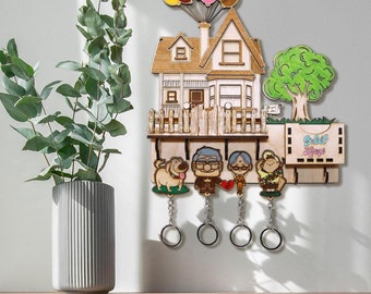 Personalized family key holder inspired by the Disney movie Up, hand-painted. Wall-mounted key holder. Handmade from wood.