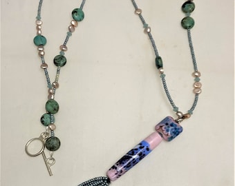 Lange ketting met wat turkoois en een lampwork hanger PRIJSVERLAGING