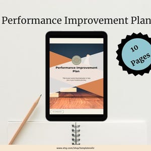 Op de afbeelding: Een digitale tablet met een sjabloon voor een prestatieverbeteringsplan met een bruin, oranje en wit kleurenschema. De tekst "Performance Improvement Plan" wordt op het scherm weergegeven. De tablet staat op een wit oppervlak met een potlood en een notitieboekje met de tekst "Accelerate HR".