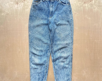 Vintage jaren 90 Lee Riders acid wash jeans / taps toelopende pijpen met hoge taille / maat 12 Petite / Made in USA / 100% katoenen denim grunge mom jeans